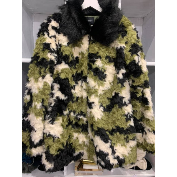 cappotto_camouflage_con_colletto_in_ecopelliccia